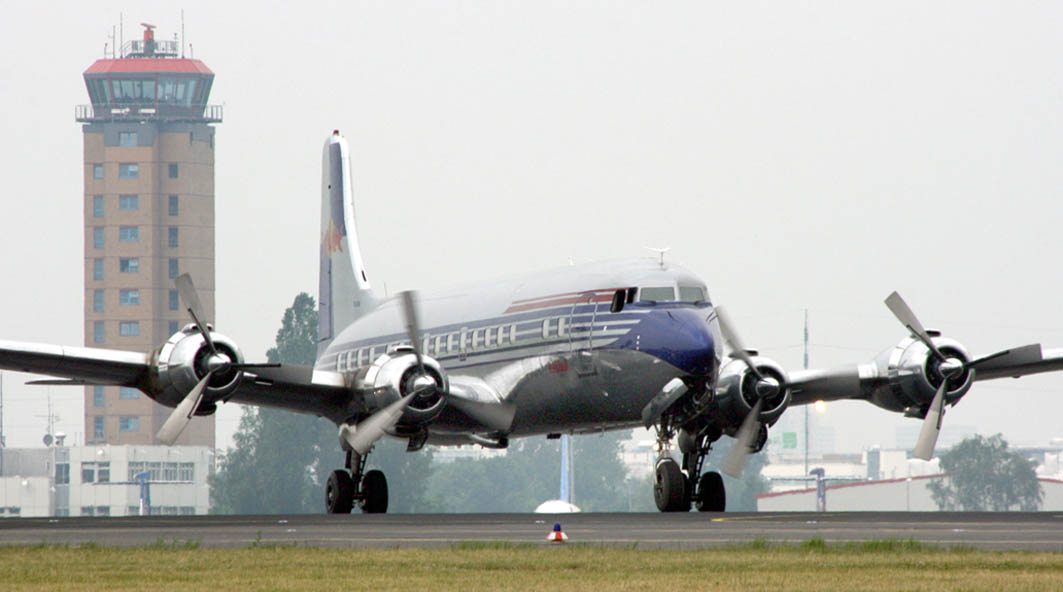 DC6 N996DM